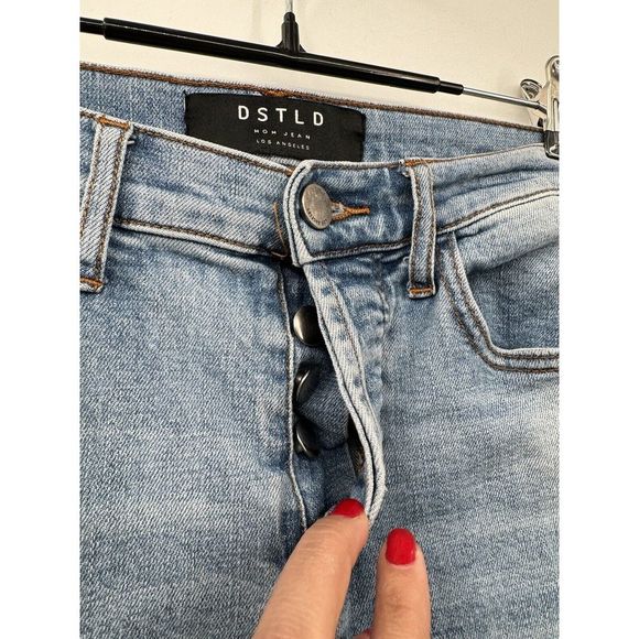 DSTLD Mom Jeans Womens Size 26 Distressed High‎ Rise Button Fly Light Wash - Picture 2 of 8